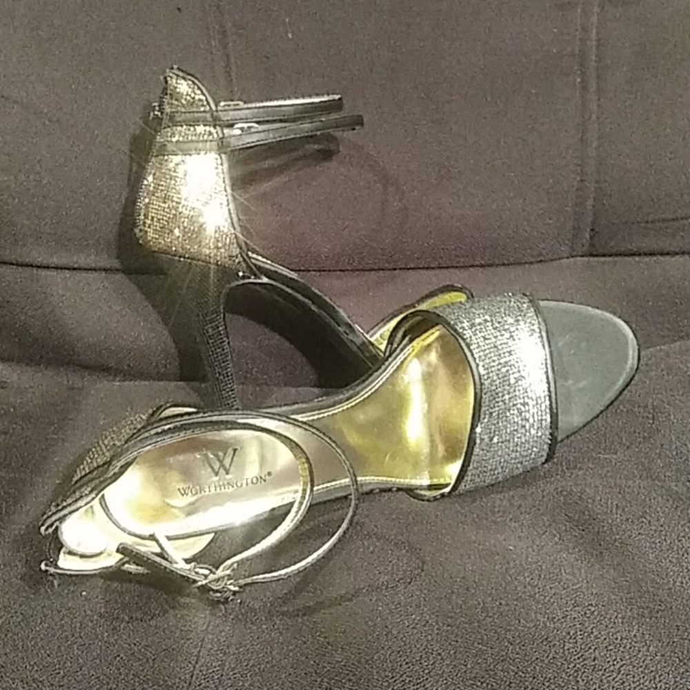 👠 - Picture 2 of 2